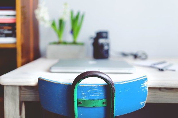 kaboompics.com_In front of desk II